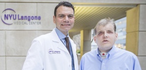 Американец с присадено лице вече се чувства нормален