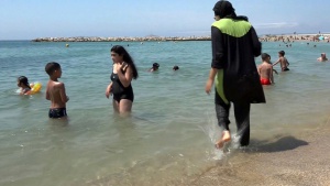 САЩ подкрепя въвеждането на забраната за носенето на буркини във Франция