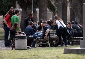 Все повече млади хора в България не учат и не работят