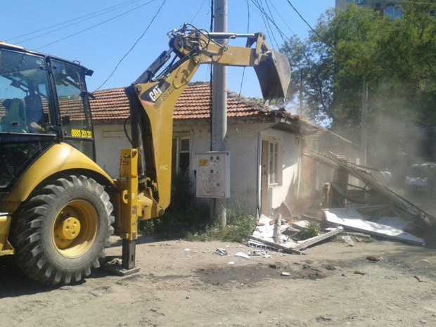 Без напрежение премина събарянето на незаконни постройки в Пловдив