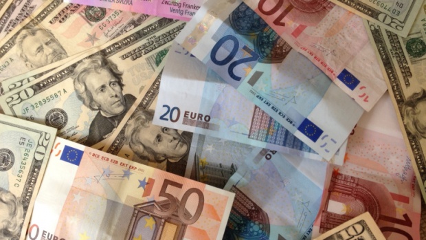 Доларът отстъпва позиции срещу основните валути
