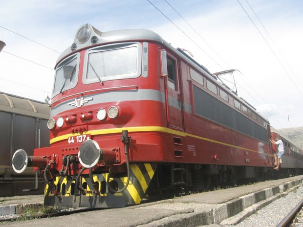"Изпитанията" с БДЖ продължават, в летните дни с 5 часа закъснение пристигна влака от Бургас в Шумен