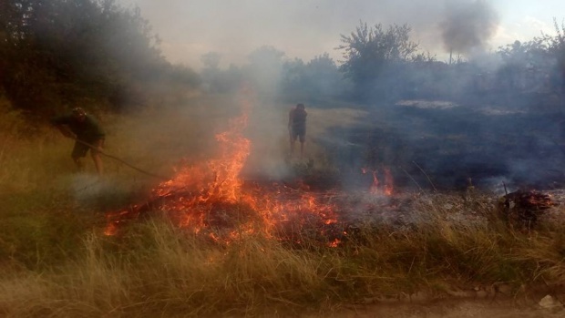 Пожарът в старозагорското село Колена се разраства на запад