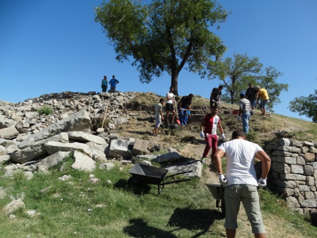 Некропол и изящен мрамор след разкопките на Небет тепе