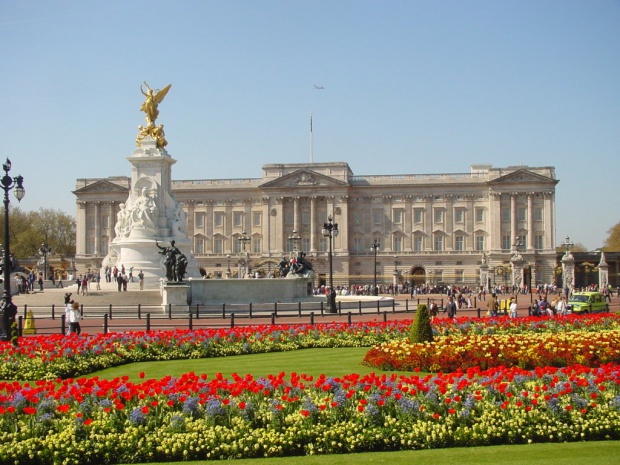 Бъкингамският дворец търси камериерка, предлага й да живее в резиденцията