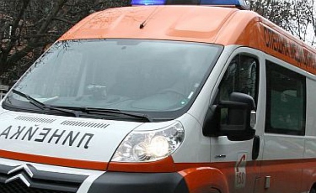 Кола засече автобус в София. Двама души пострадаха