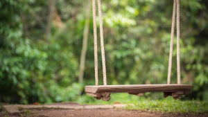 Първокласник се бори за живота си, след като въже от люлка се оплела около врата му