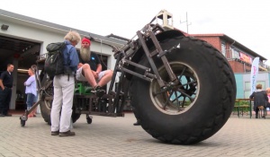 Подобриха рекорда за каране на колело, тежащо почти тон