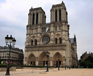 Кола с газови бутилки беше открита до парижката катедрала „Нотр Дам”
