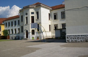 Всички професионални и общински училища ще имат право да придобият площите около сградите си