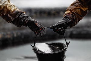 Петролът продължава да поскъпва след спад на американските запаси и ръст на китайския внос