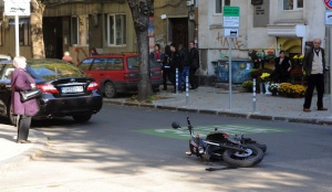 Кола помете мотор в София