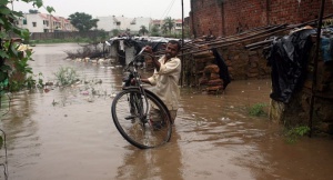Жертвите на наводненията в индийския щат Бихар станаха 216