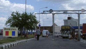 Румънски полицаи откриха нелегални мигранти в български камион с хартия