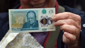 Великобритания пусна в обръщение новата банкнота с лика на Чърчил