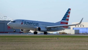 Агресивен пасажер приземи самолет на "Американ еърлайнс"