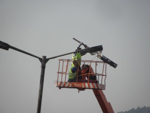 Започнаха демонтирането на опасни лампи до Благоевград след 4-месечна пауза