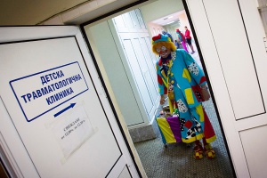 Клоуни посетиха Клиниката по педиатрия и детска кардиология за новата учебна година
