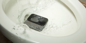 БУМ на случаи със заклещени ръце в тоалетна, заради паднал телефон