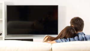 Гледането на телевизия с половинката е тайната на успешния брак