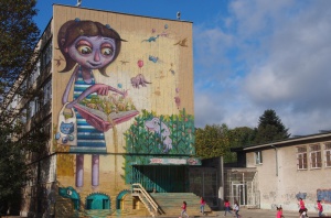 Графит на стена на варненска гимназия изненада учениците тази сутрин