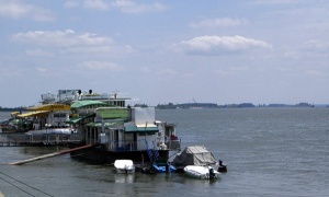 Румънски кораб заседна в Дунав край Белене