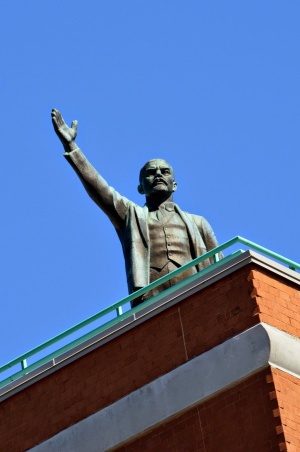 Свалиха статуя на Ленин от сграда в Ню Йорк