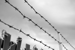 Поръчката на телени огради в Унгария принуждава затворниците да работят на 3 смени