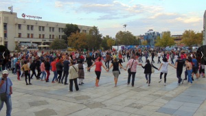 Въпреки забраната на общината, стотици играха хоро в центъра на Пловдив