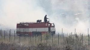 Продължава гасенето на пожара край Нови хан, няма опасност за населените места