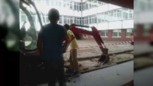 След репортаж за опасни ремонти в училище, строителната площадката вече е оградена