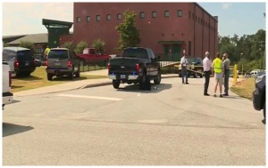 14-годишно момче уби баща си и откри стрелба в училище в Южна Каролина
