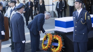 Нетаняху и Абас се поздравиха преди погребението на Перес