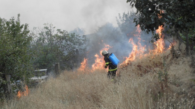 Локализираха пожара между селата Християново и Ракитница