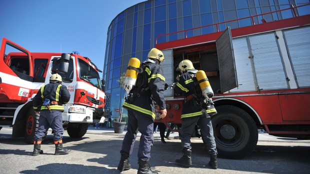Избуха пожар до склад в София. Има обгазени