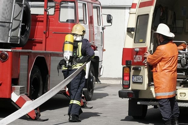 Локомотив на пътнически влак се запали до гара Кликач