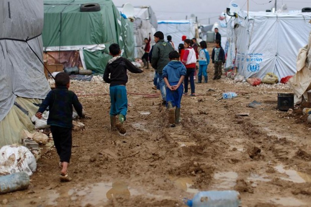 Френските власти изселват незаконен бежански лагер край Париж