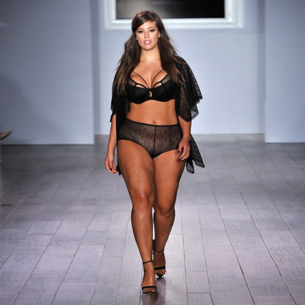 Plus size моделът Ашли Греъм представи бельо на Седмицата на модата
