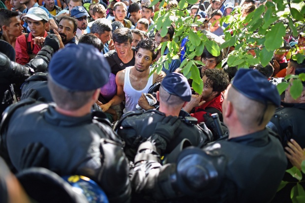 Поредни сблъсъци между мигранти и полицаи в Кале
