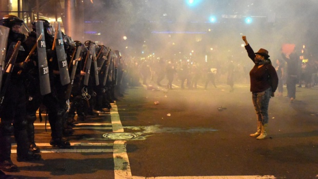 Трета нощ протести в Шарлът. Полицаи стреляха със сълзотворен газ