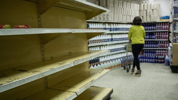 Десетки арестувани във Венецуела при военна операция на пазар за храни