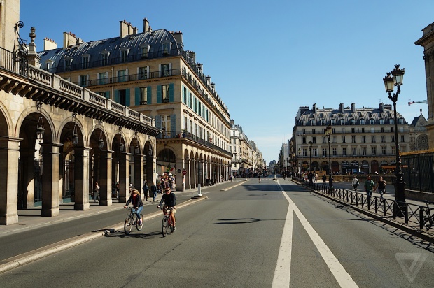 Затвориха за коли булеварди и улици в Париж