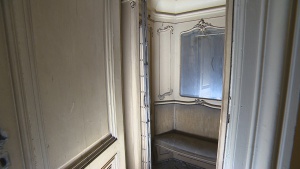 Един от първите асансьори в света се помещава в царския дворец в София