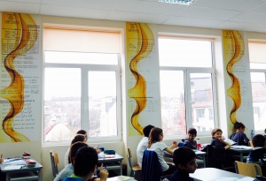 Цветни класни стаи в Математическата гимназия в София