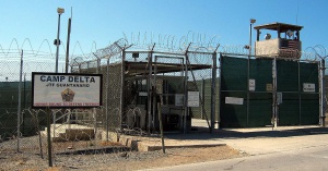 Евакуираха 700 души от американската база "Гуантанамо" в Куба
