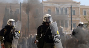 Властите в Атина използваха сълзотворен газ срещу пенсионери на митинг