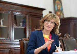 Министър Захариева поздрави студентите от Юридическия факултет на СУ с новата учебна година
