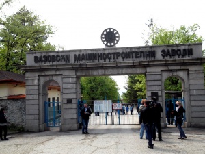 ВМЗ плаща обучението на 64 служители