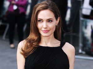 Джоли се изнесе от къщата си в Малибу, нае жилище за 30 000 долара