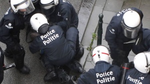 Предполагаем терорист надапа с нож двама полицаи в Брюксел